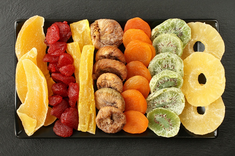 千庫網(wǎng)_芒果、木瓜、獼猴桃、菠蘿、干草莓、無花果、杏子等水果, 躺在黑色石頭表面的黑色陶瓷板上。宏觀_攝影圖編號20106491